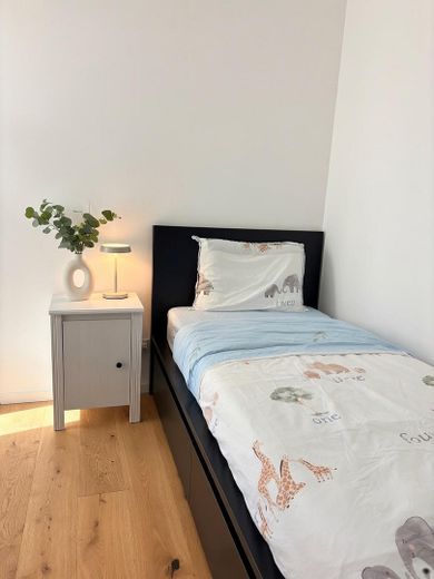 Provisionsfrei: Lichtdurchflutete 4-Zi.-Wohnung, moderner EBK & Loggia nahe U-Bahn / Panzerwiese – Kinderzimmer