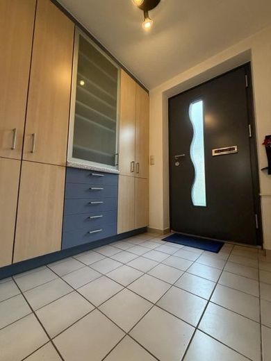 Modernes Familien-Reihenhaus in ruhiger Lage von Regensburg-Burgweinting – 2b_Windfang Garderobe1