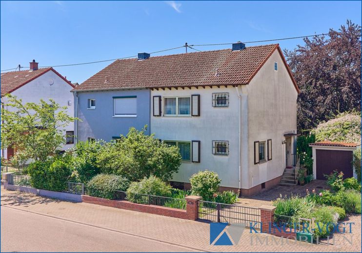 Sanierungsbedürftige Doppelhaushälfte mit Garten, Balkon und Garage – Titelbild