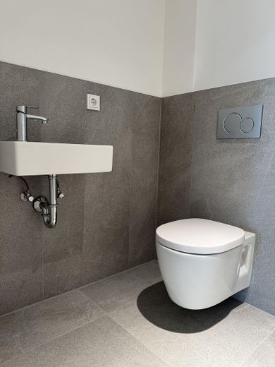 Obra nueva: Ático con terraza orientada al sur y cocina equipada - en Reinickendorf/Mitte – WC