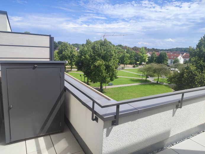Terrasse mit Abstellschrank