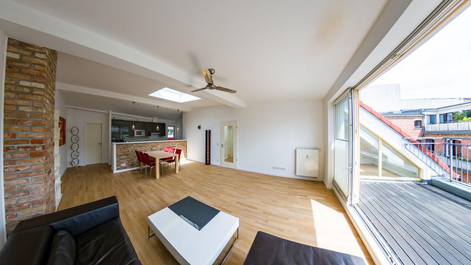 Elegante hochwertige DG-Wohnung nahe Kollwitzplatz – Blick auf Wohnzimmer