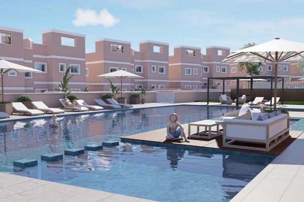 Appartamenti all’ultimo piano con 3 camere da letto, 2 bagni, terrazza sul tetto, vista sul mare, posto auto e piscina condominiale nel complesso golfistico Lo Romero