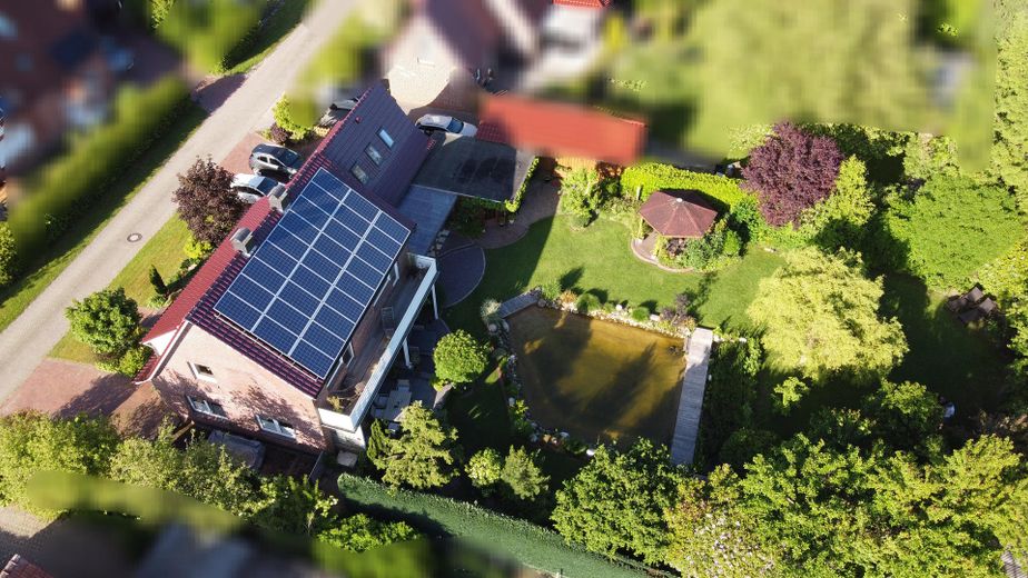 Perfektes Familiendomizil: Zentral wohnen, am Waldrand leben - provisionsfrei – PV-Anlage