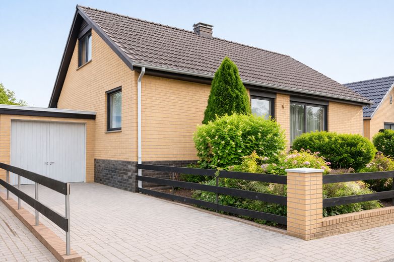 Ein Eigenheim sichert die Rente , NEU , attraktive KfW-Förderung – Hausansicht mit Einfahrt