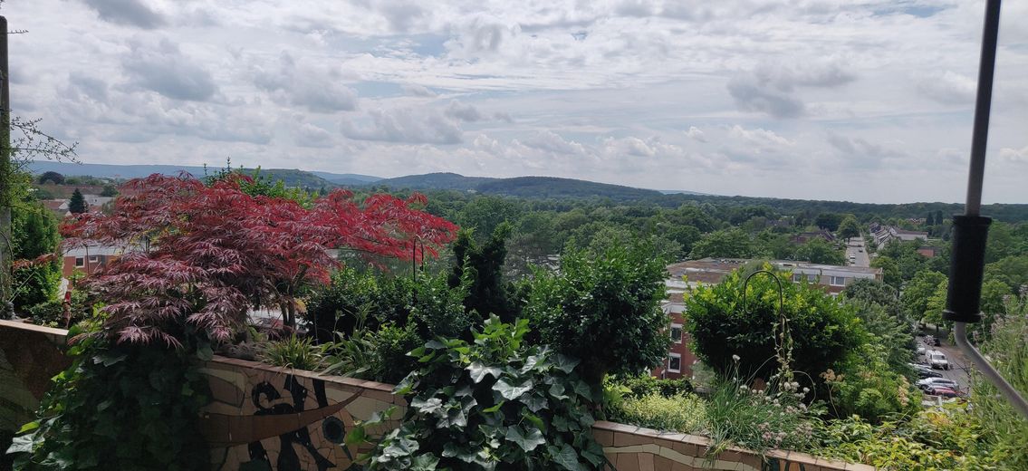 Hannover Teraslı Evinde 3 Kat Üzerine Yayılmış Muhteşem 4 Odalı Daire – Blick Balkon zum Benther Berg