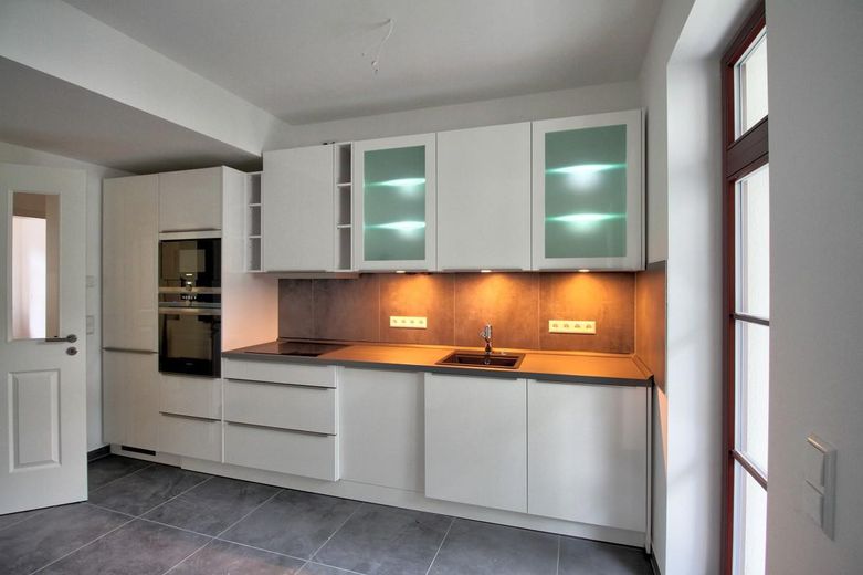 Seconda occupazione: esclusivo appartamento ristrutturato di 2 locali con cucina componibile di lusso e balcone – Foto 4