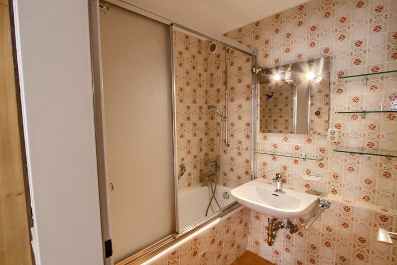Світла 4-кімнатна квартира з балконом, хобі-приміщенням 38 м² та паркомісцем у підземному гаражі — вільна негайно в Штраубінгу – Badezimmer