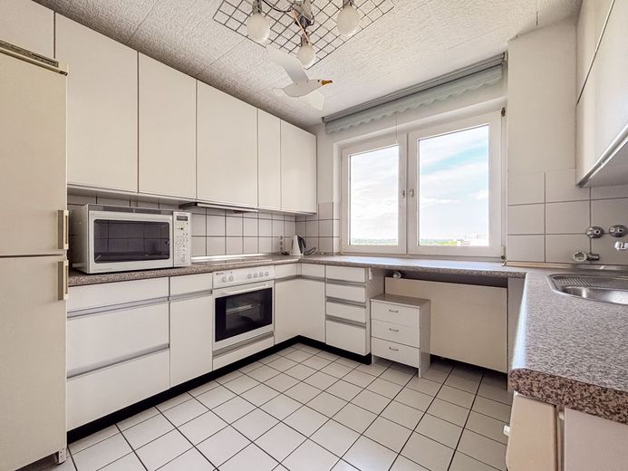 Lichtdurchflutetes Wohnen mit Weitblick: Großzügige 3,5 Zimmer-Wohnung mit Sonnenbalkon in Mainz – Küche