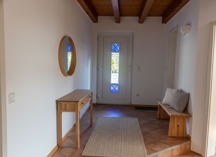 Charmantes Einfamilienhaus mit besonderem Wohnambiente – Flur unten mit KI generiert