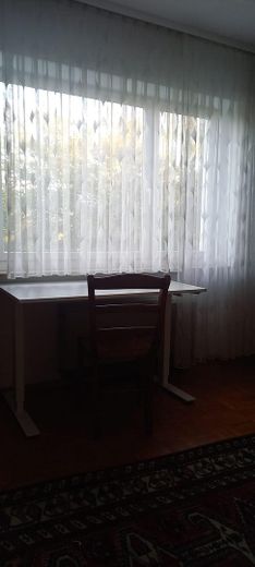 3 Zi-Wohnung: Kurze Wege zu U-Bahn, Einkaufen, Grundschule; 80 qm, schön, ruhig, hell, 2 Balkone – Ostzimmer mit Blick in Bäume