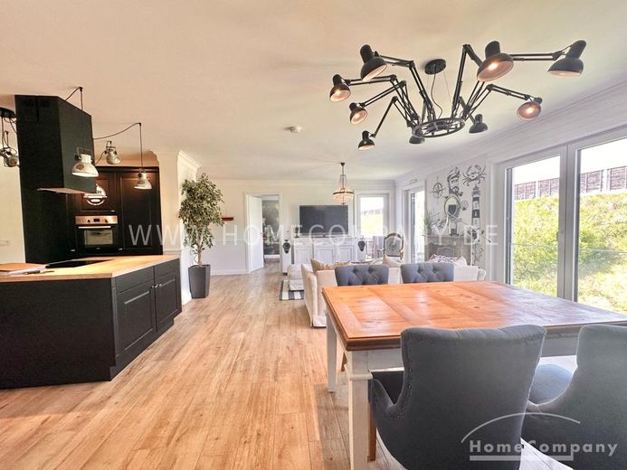 Lichtdurchflutete Designwohnung mit Balkon – 5b851965cba730a1f359aa22f894ff6bb757ff18.jpg