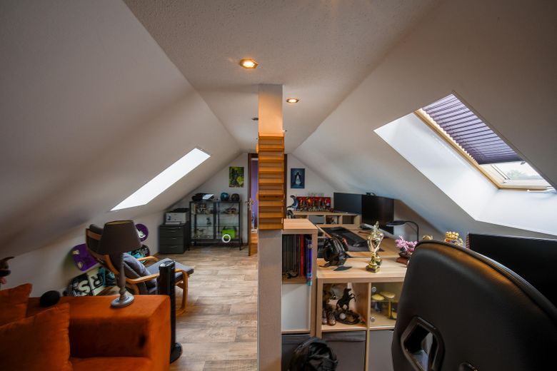 Außergewöhnliche 2-Zimmer-Dachgeschosswohnung mit Kamin, Vollbad, Balkon & ausgebautem Dachboden – Dachboden_Bild3