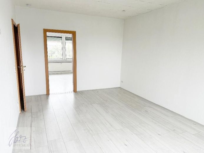 ***CHARMANTE EIGENTUMSWOHNUNG IN GEPFLEGTER WOHNANLAGE*** - Ideal für Eigennutzer und Kapitalanleger – Wohnzimmer mit Blick Richtung Flurbereich und Schlafzimmer