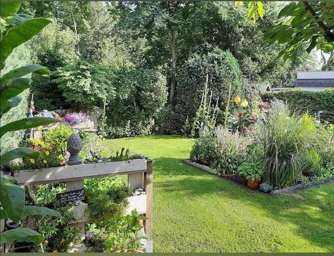 3-Zi.Wohnung im DG mit Balkon, Atelierzimmer, kl. Garten, Gartenhaus u. Garage im 4.Fam. Haus – Eigener Garten im Sommer 