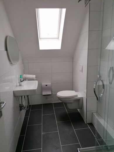 NIET GESCHIKT VOOR GEZINNEN! WG-kamer op toplocatie nabij Keulen in het centrum van Leverkusen-Opladen, eerste bewoning – Foto 7