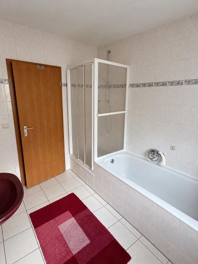 Senza commissioni: appartamento di 3 locali con ampio balcone esposto a sud, cantina e posto auto – Vollbad mit Badewanne & Dusche