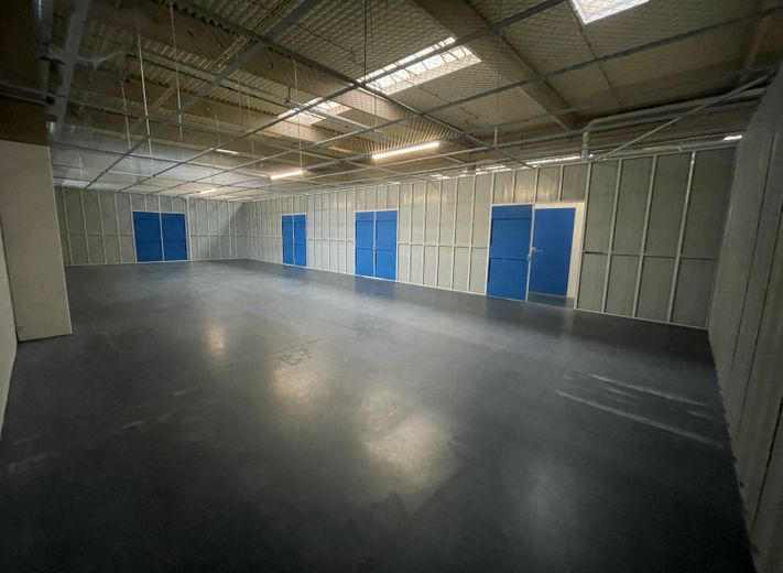 139m2 STORAGE SPACE IN A PRIME LOCATION; COMMISSION-FREE – Lagerabteil innnen