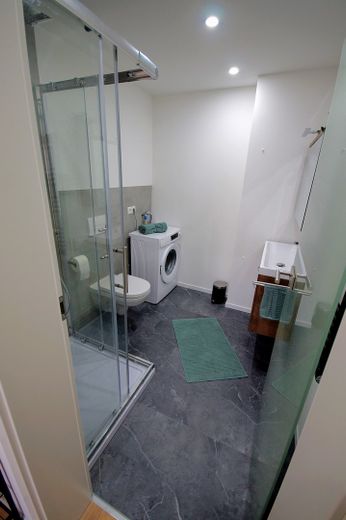 Appartement moderne d’une pièce, meublé et entièrement équipé, location temporaire – Badezimmer 