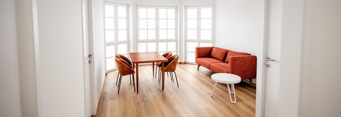 व्यापक आधुनिकीकरण के बाद पहली बार रहने के लिए | छत वाली 2 कमरों की, 54 m² – Wohnzimmer mit Erker