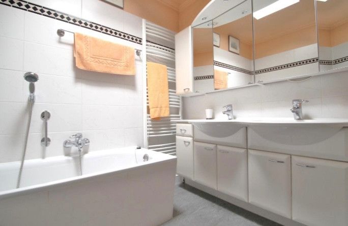 Atrium Bungalow alles auf einer Ebene in Schenefeld Dorf direkt am Klövensteen Forst – Badezimmer Badewanne
