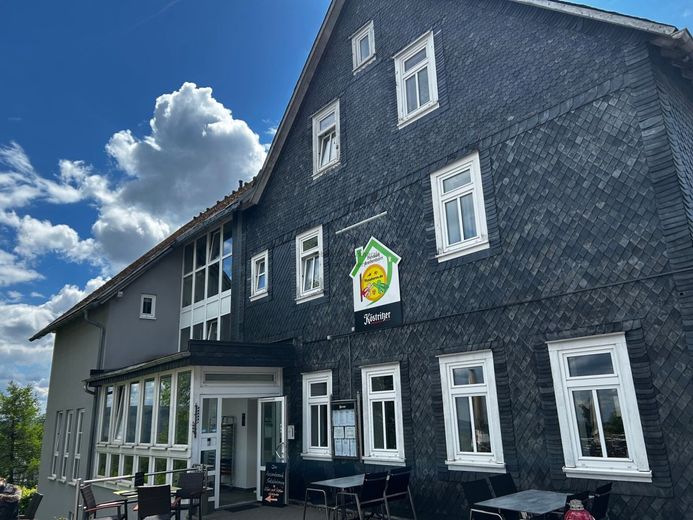 Faktor 6,5!!! Kapitalanlage mit etabliertem Gastronomie- &amp; Pensionsbetrieb im Kurort Masserberg – Vorderansicht_2
