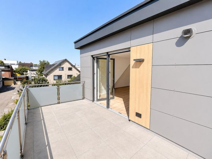 Neubau Dachgeschosswohnung, Gehobener Standard, Fußbodenheizung, Erstbezug, super Lage – Foto 4
