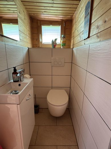 Vendita da privato - casa bifamiliare/casa multigenerazionale su terreno in diritto di superficie a Kaarst Mitte – WC Poolhaus