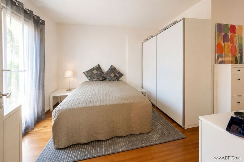 elegante 2-Zi.-Wohnung mit großem Balkon - möbliert vermietet nähe Spittelmarkt – Schlafzimmer
