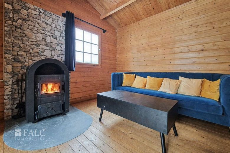 Baugrundstück mit schönem Wochenendbungalow - FALC Immobilien – Wohnzimmer mit Kamin
