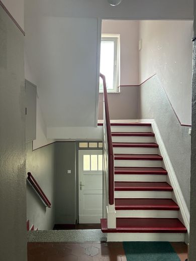 Primera ocupación de un apartamento de 2 habitaciones tras una reforma de alta calidad – Treppenhaus