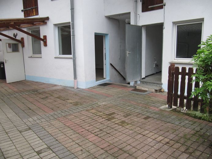 from PRIVATE ** single-family house + outbuilding * garden * garage * courtyard * basement – Foto 24