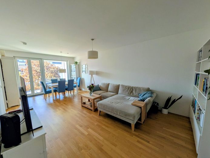 Moderne, helle und energieeffiziente 4-Zimmer-Wohnung mit Tiefgaragenstellplatz und Loggia – Wohnen/Essen
