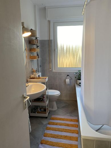 zentral gelegene 3-Zimmer-Wohnung mit Balkon – Badezimmer 