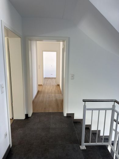 Nouveau projet haut de gamme : 3-4 pièces avec faibles charges (bâtiment KFW55) – Flur DG Blick Wohnungseingang