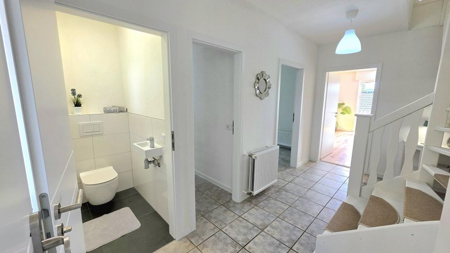 Einziehen und wohlfühlen, bezugsfertige Maisonette mit Balkon und Garten ✅provisionsfrei✅ – Eingang und Gäste-WC