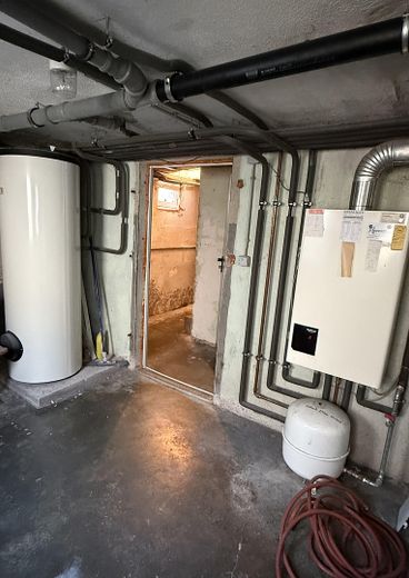 Gelflegte Doppelhaushälfte mit großem 580 m² Grundstück und Carport provisionsfrei bezugsfrei – Heizraum