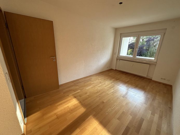Modernisierte 3-Zimmer-Wohnung mit Einbauküche, Balkon & Blick ins Grüne – Schlafzimmer