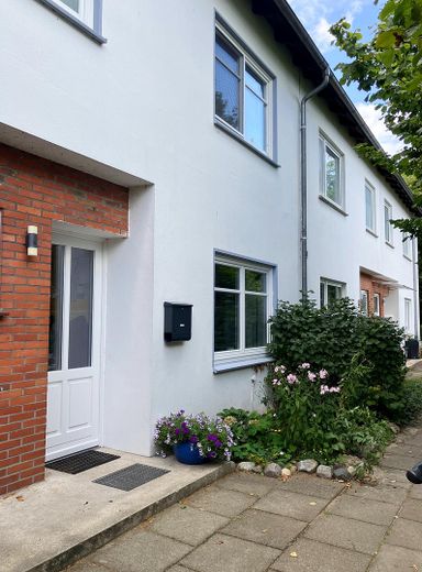Professionally renovated mid-terrace house in an attractive location in Lilienthal-Butendiek – Vorderansicht
