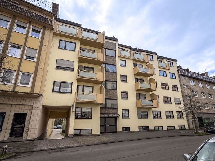 Hell und modern gehaltene Eigentumswohnung mit Balkon in zentraler Lage von Saarbrücken – Front