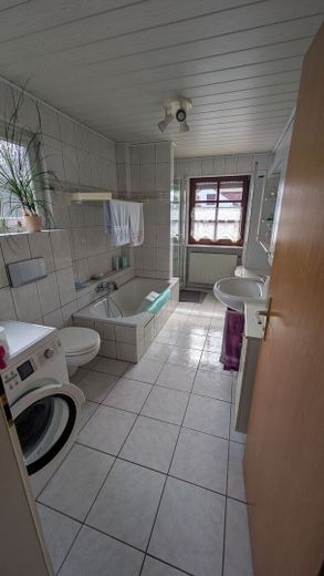 Gepflegtes Zweifamilienhaus mit großem Garten, Garagen und vielfältigen Nutzungsmöglichkeiten – Bad EG