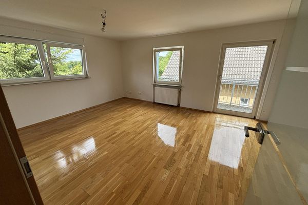Charmante OG-Wohnung mit Balkon, hochwertiger Einbauküche und Parkplätzen