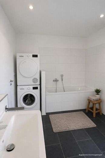 Stilvolle Altbauwohnung im Herzen von Schwabach – urbanes Wohnen mit historischem Charme – Bad Wanne KI