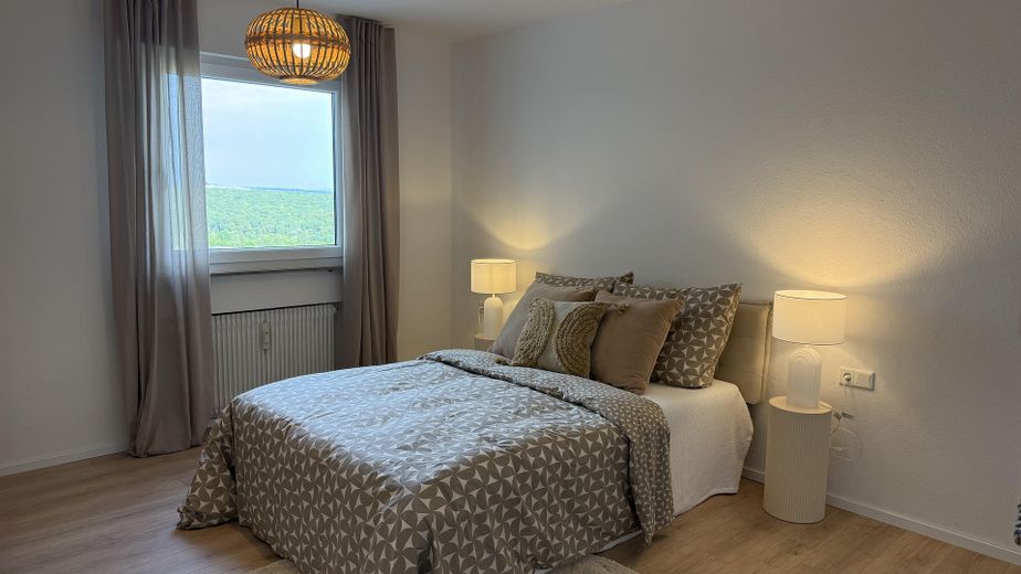 Einziehen statt renovieren: Frisch modernisierte 2-Zimmer-Wohnung mit Panoramablick – Schlafzimmer