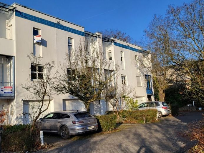 RESERVIERT! RMH mit Garage, 2 Balkonen, Garten und Terrasse – Foto 1