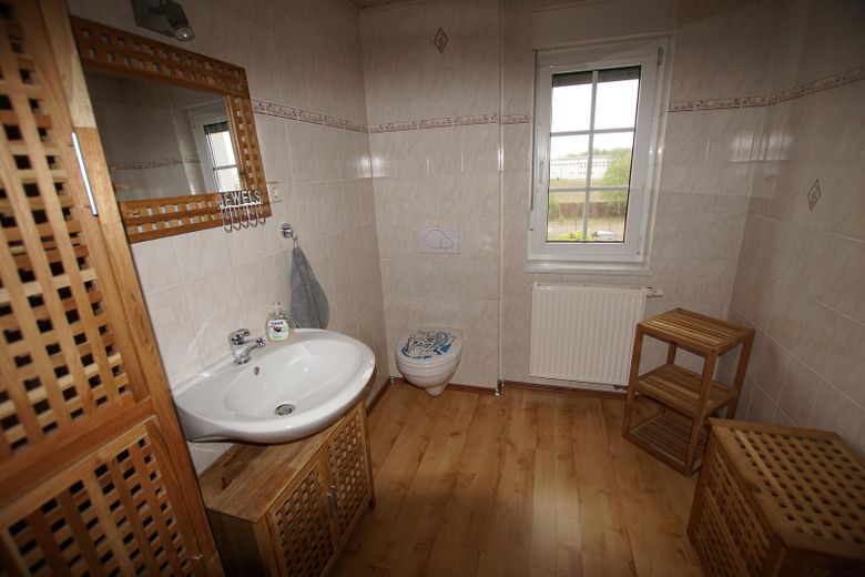 hochwertig saniertes Reihenhaus mit EBK, Wintergarten, provisionsfrei – Gäste WC OG