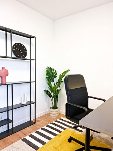 Frisch saniertes, stilvoll möbliertes Mini-Penthouse | 6,1% Rendite oder Eigennutz – Büro mit Weitblick