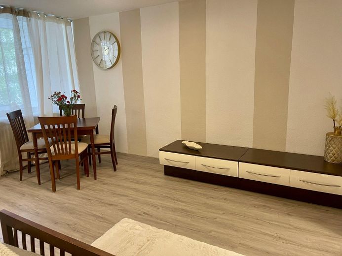 ✨ Modernes, voll möbliertes 1-Zimmer-Apartment in zentraler Lage – Volkerstraße 34 – Fernsehbereich