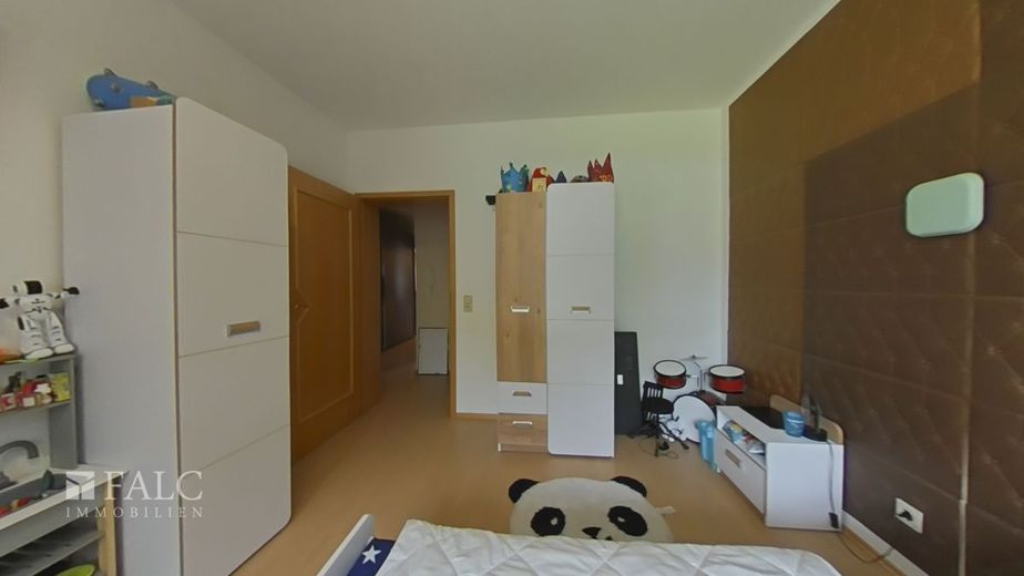 Vielseitiges Drei-Parteien-Haus mit großzügigen Freiflächen – EG links Schlafzimmer