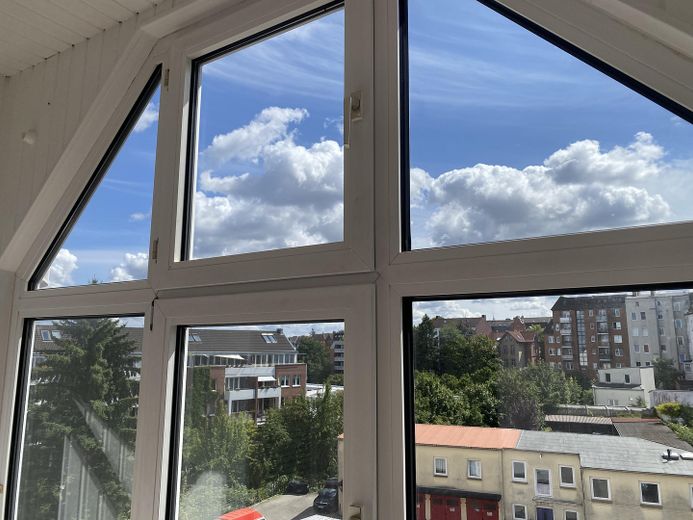Sofortbezug! Helle 5-Zimmer-Altbauwohnung m. Balkon über den Dächern von Kiel zu kaufen. – Wintergarten